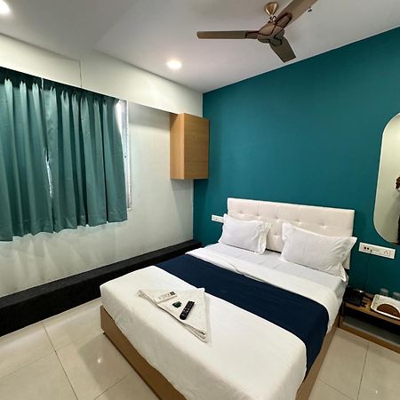 Hotel Sky Palace Adajan Surat Exterior foto