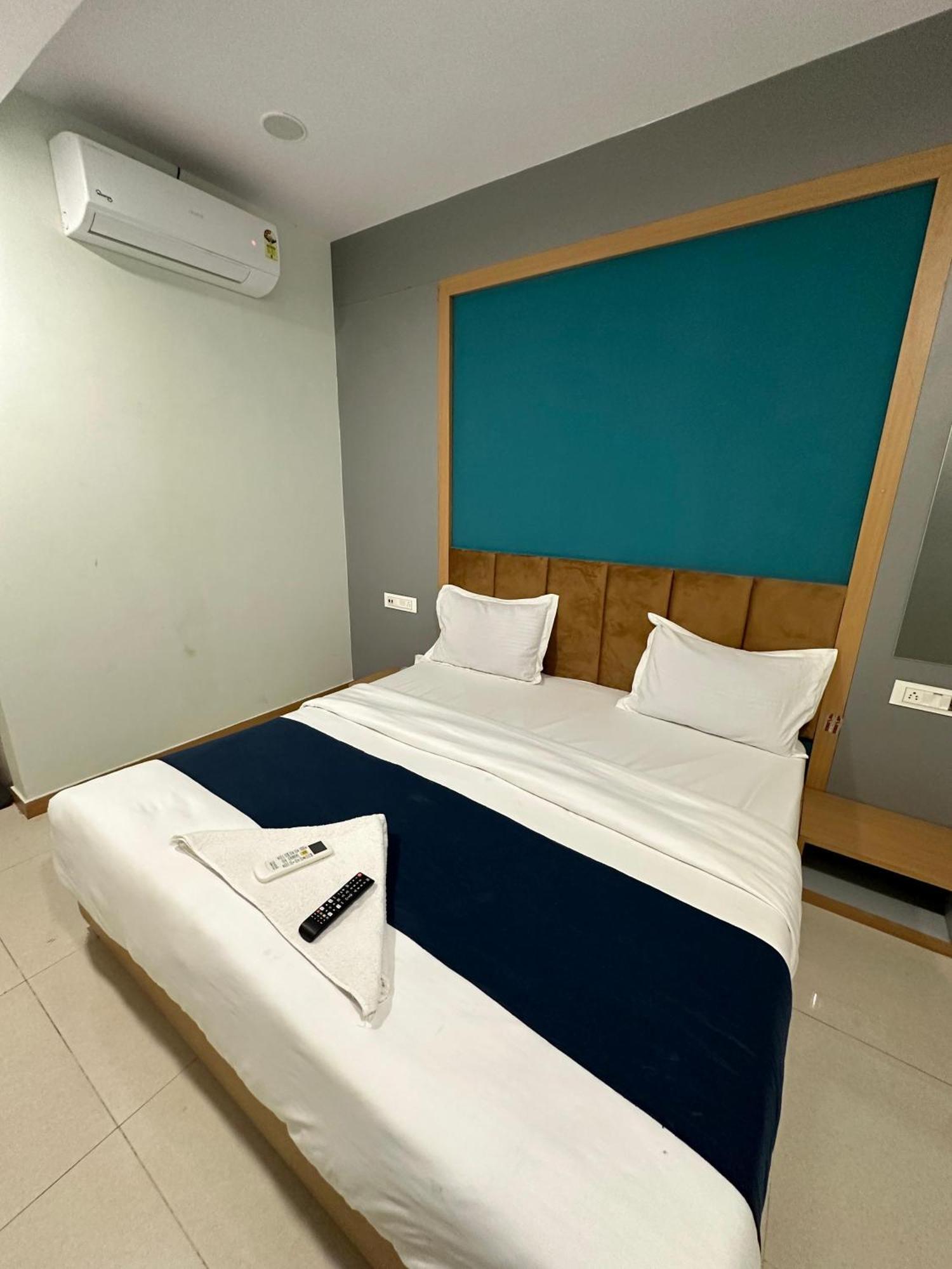 Hotel Sky Palace Adajan Surat Cameră foto